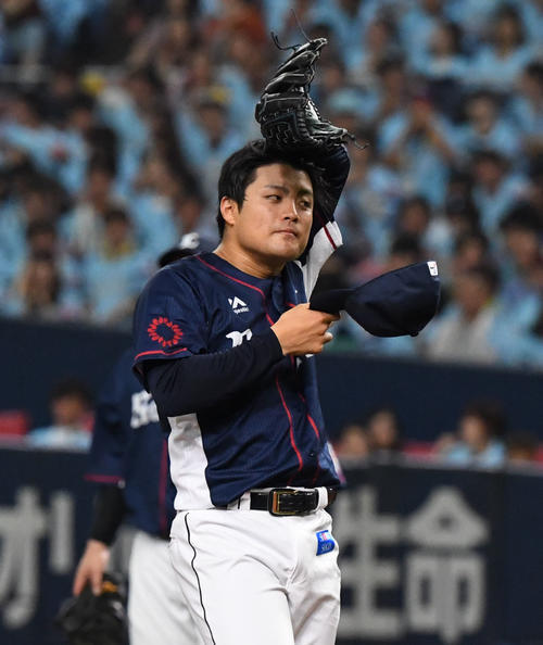 西武対ソフトバンク　2回裏西武1死一、二塁、松田宣に四球をあたえ汗を拭う松本航（撮影・奥田泰也）