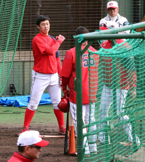 松山（中央）と迎コーチ（右）から指導を受ける小園（2019年2月9日撮影）