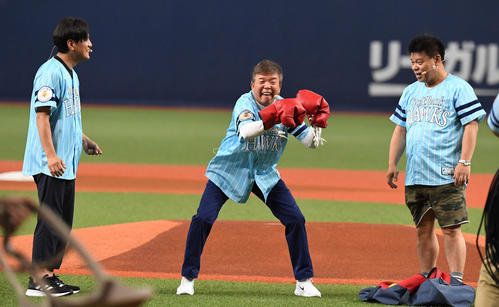 西武対ソフトバンク　試合前、ミニコントをする左からヤナギブソン、村上ショージ、ジミー大西（撮影・奥田泰也）