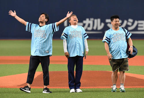 西武対ソフトバンク　試合前、ミニコントをする左からヤナギブソン、村上ショージ、ジミー大西（撮影・奥田泰也）