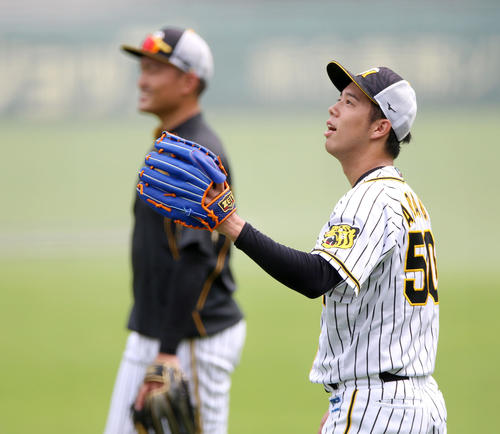 投手指名練習でリラックスしてキャッチボールをする青柳、左は秋山（撮影・上山淳一）