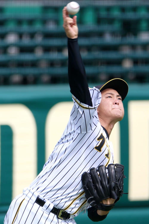 甲子園で遠投する望月（撮影・上山淳一）