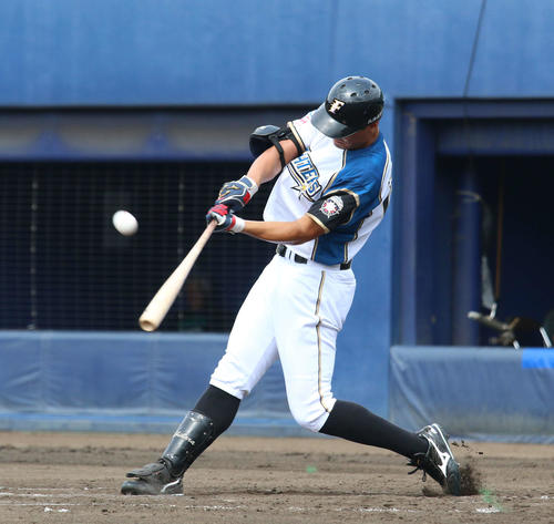 プロアマ交流試合　日本ハム対創価大　2回裏無死、左翼へソロ本塁打を放った日本ハム海老原（撮影・木下大輔）