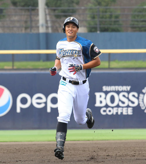 プロアマ交流試合　日本ハム対創価大　2回裏無死、左翼へソロ本塁打を放った日本ハム海老原（撮影・木下大輔）