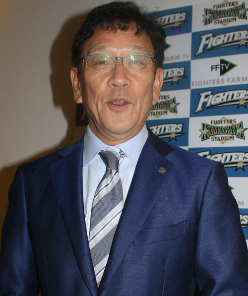 2軍戦を視察後に取材応対する日本ハム栗山監督（撮影・木下大輔）