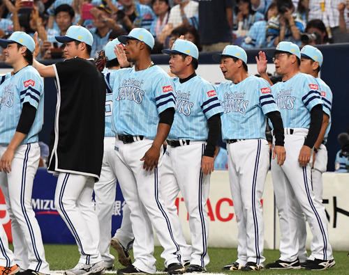 西武に勝利しタッチを交わす工藤公康監督（中央）（撮影・奥田泰也）