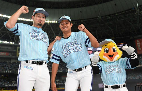 ソフトバンク対西武　ヒーローインタビューを終え笑顔で写真撮影をする森唯斗（左）と椎野新（撮影・奥田泰也）