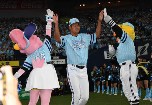 ソフトバンク対西武　ヒーローインタビューに向かう椎野新（撮影・奥田泰也）