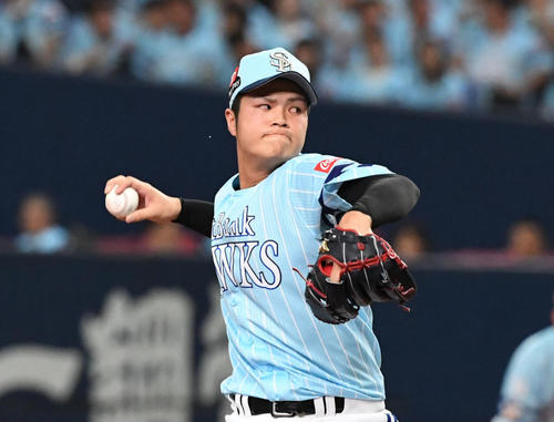 7回から登板した甲斐野（撮影・奥田泰也）
