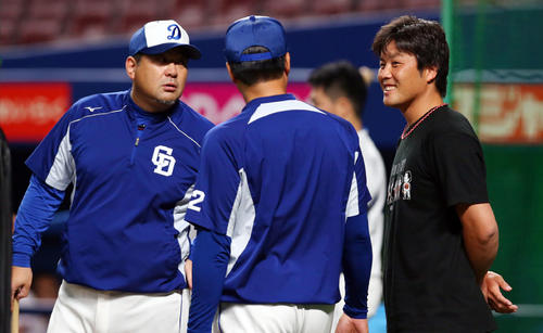 中日対巨人　試合前、中日伊東コーチ（左）、与田監督（中央）にあいさつする巨人藤岡（撮影・垰建太）