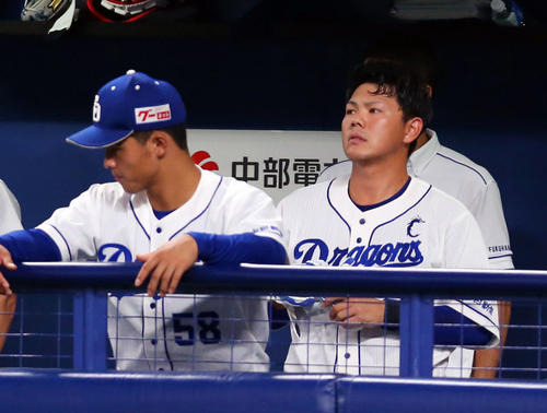中日対巨人　8回裏中日1死二塁、三振に倒れベンチで悔しそうな表情の高橋（右）（撮影・垰建太）