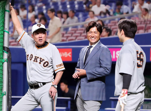 中日対巨人　試合前、巨人原監督（左）は高橋氏（中央）と山本と談笑する（撮影・垰建太）