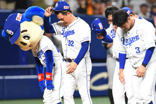 中日対巨人　試合終了、ファンに一礼する与田剛監督（撮影・森本幸一）