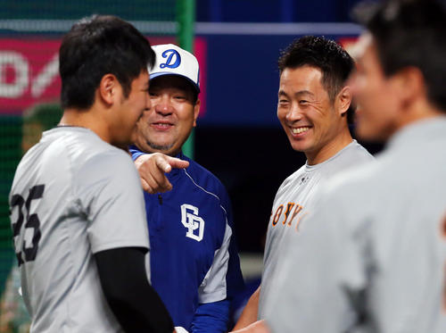 中日対巨人　試合前、中日伊東コーチ（中央）と談笑する巨人亀井（右）と岡本（撮影・垰建太）