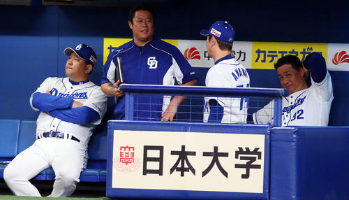 中日対巨人　5回表、こう着状態の展開にベンチで頭をかく中日与田監督（右端）（撮影・垰建太）