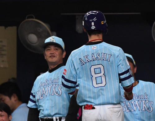 ソフトバンク対西武　4回裏ソフトバンク2死三塁、松本航のワイルドピッチで三塁走者の明石（右）が生還し工藤監督とタッチ（撮影・奥田泰也）