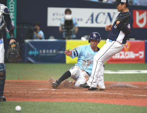 ソフトバンク対西武　4回裏ソフトバンク2死三塁、打者福田のとき、松本航（右）の暴投で三塁走者明石が生還（撮影・渦原淳）