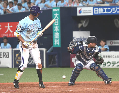 ソフトバンク対西武　4回裏ソフトバンク2死三塁、打者福田の時、松本航が暴投で失点する、捕手森（撮影・奥田泰也）