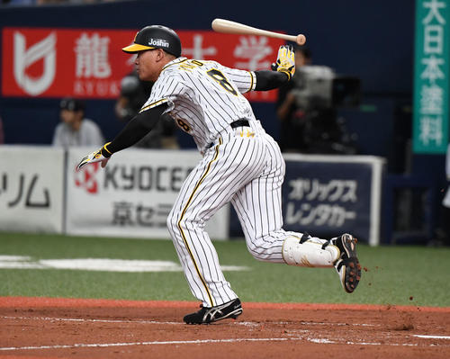 阪神対DeNA　5回裏阪神2死満塁、福留孝介は右越え3点適時二塁打を放つ（撮影・奥田泰也）
