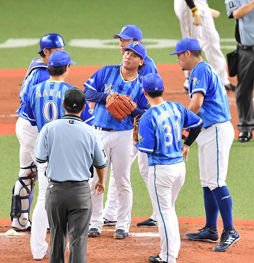 阪神対DeNA　5回裏阪神2死満塁、木浪聖也に押し出し四球を与え厳しい表情を見せる浜口遥大（中央）（撮影・上田博志）