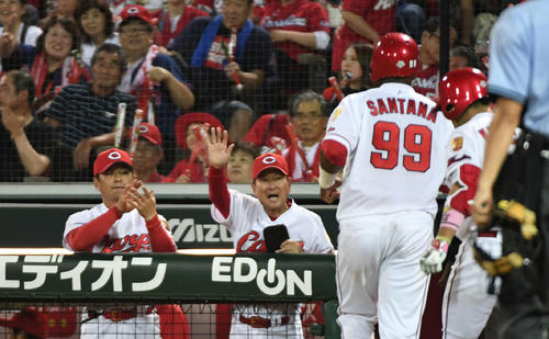 広島対ヤクルト　4回に適時打を放ったサンタナを迎える、左から緒方監督、高ヘッドコーチ（撮影・今浪浩三）