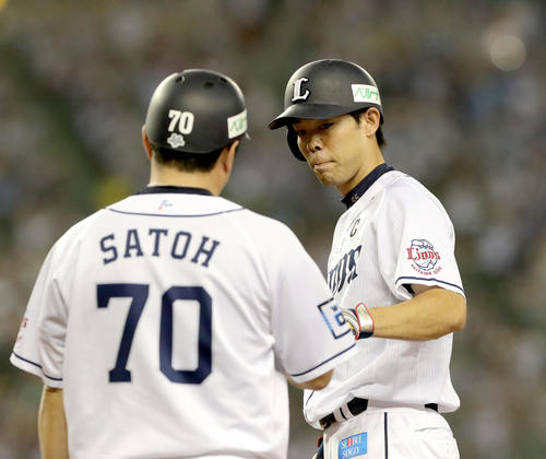 西武対日本ハム　5回裏西武1死満塁、逆転となる右前適時打を放ち佐藤コーチ（左手前）とタッチを交わす秋山（撮影・佐藤翔太）