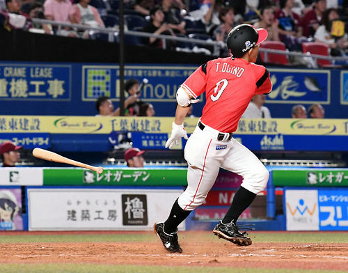ロッテ対楽天　7回裏ロッテ2死三塁、荻野は勝ち越しの左適時二塁打を放つ（撮影・滝沢徹郎）