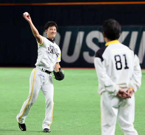 工藤監督（右）の前でキャッチボールする岩崎（撮影・栗木一考）