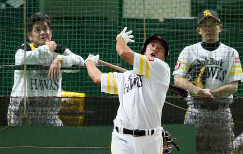 工藤監督（左）が見守る中、フリー打撃を行う柳田（撮影・栗木一考）