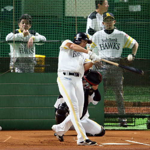 工藤監督（左）が見守る中、フリー打撃を行う柳田（撮影・栗木一考）