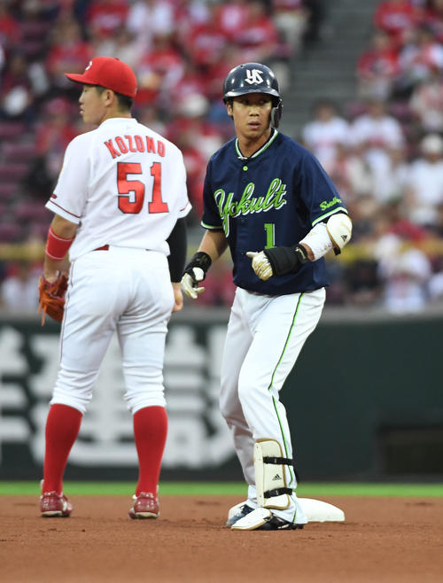 広島対ヤクルト　1回表ヤクルト1死一塁、山田哲人は右中間に先制の適時二塁打を放つ（撮影・今浪浩三）