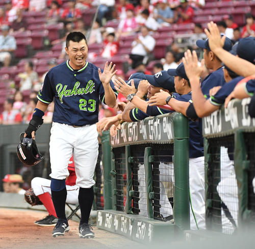 広島対ヤクルト　1回表ヤクルト1死一塁、山田哲人の適時二塁打で生還する青木宣親（撮影・今浪浩三）