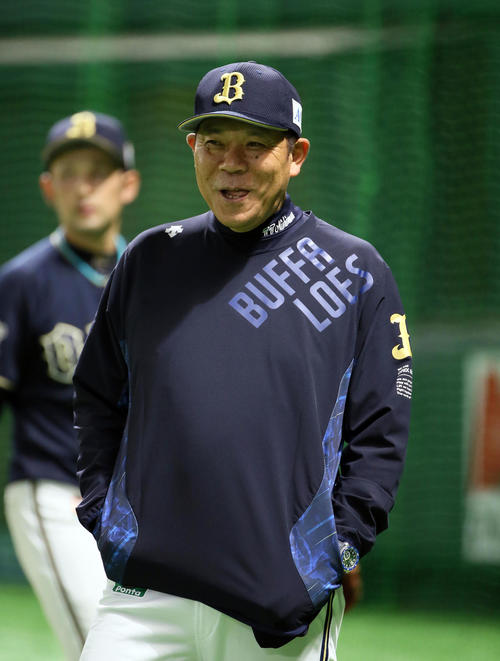 笑顔を見せるオリックス西村監督（撮影・栗木一考）