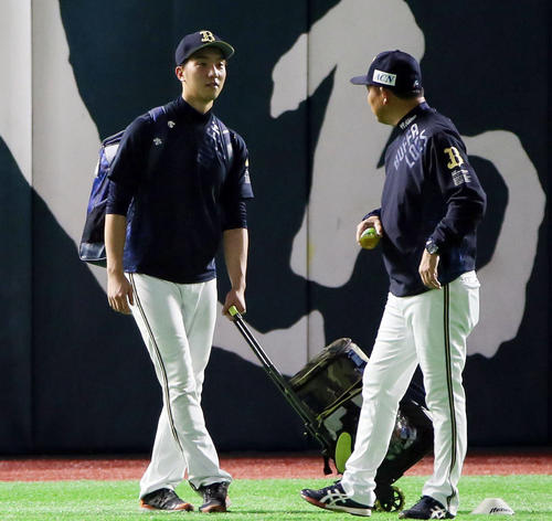 オリックス西村監督（右）と話す田嶋（撮影・栗木一考）