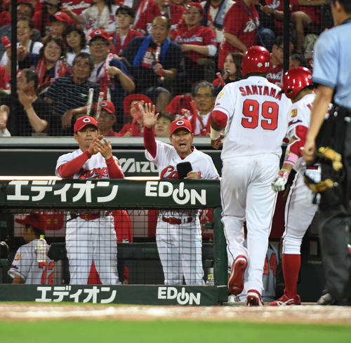 広島対ヤクルト　4回に同点適時打を放ったサンタナを迎える、左から緒方監督、高ヘッドコーチ（撮影・今浪浩三）