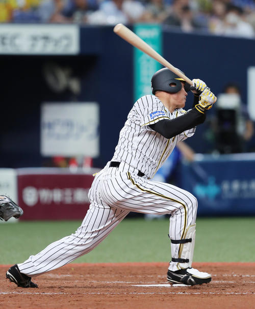 阪神対DeNA　5回裏阪神2死満塁、右中間へ走者一掃の3点適時二塁打を放つ福留（撮影・前田充）