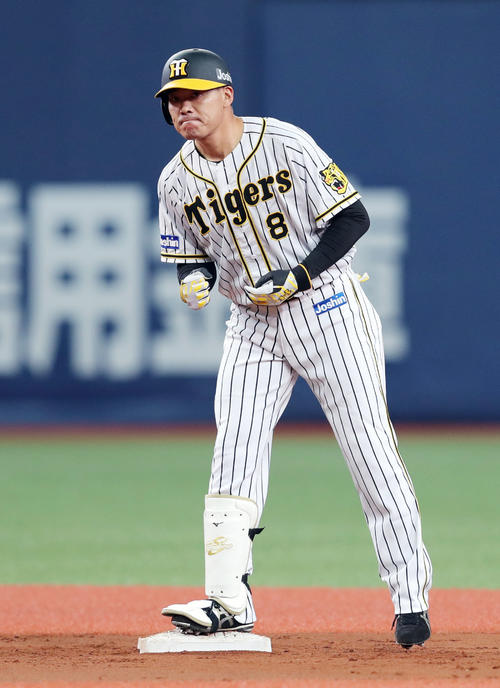 阪神対DeNA　5回裏阪神2死満塁、右中間へ走者一掃の二塁打を放ち小さくガッツポーズする福留（撮影・前田充）