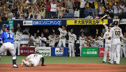阪神対DeNA　5回裏阪神2死満塁、福留の走者一掃の二塁打に歓喜する阪神ベンチ（撮影・奥田泰也）