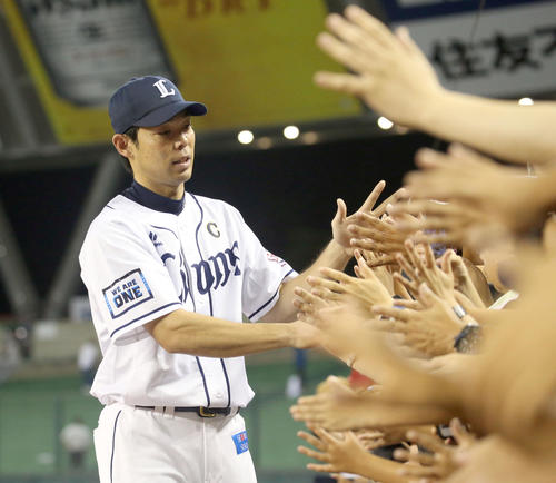 西武対日本ハム　試合終了後、大勢のファンに出迎えられハイタッチをする西武秋山（撮影・佐藤翔太）