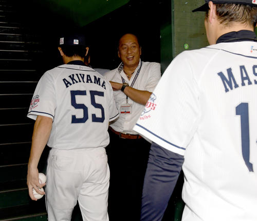 西武対日本ハム　ヒーローインタビューを終え西武渡辺久信GMの出迎えを受ける秋山（撮影・たえ見朱実）