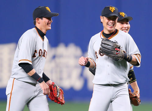 中日対巨人　中日に勝利し笑顔でタッチを交わす巨人亀井（中央）、丸（右）、陽（撮影・垰建太）