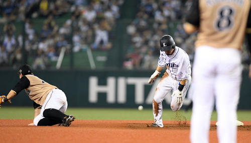 西武対日本ハム　5回裏西武1死一塁、木村の三ゴロを近藤が二塁へ悪送球し、渡辺（左）はグラブ伸ばすも及ばず（撮影・たえ見朱実）