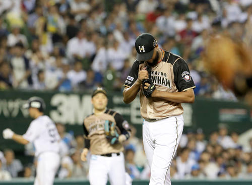秋山（左奥）に逆転となる右前適時打を打たれうつむきながらベンチに戻る日本ハム・ロドリゲス（撮影・佐藤翔太）