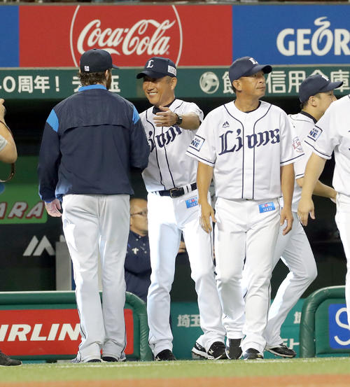 西武対日本ハム　試合終了後、笑顔で西武ニール（左）を出迎える辻監督（撮影・佐藤翔太）