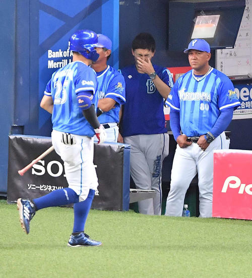 阪神対DeNA　8回表DeNA無死、無安打に終わった筒香嘉智（左）と神妙な表情を見せるアレックス・ラミレス監督（撮影・上田博志）