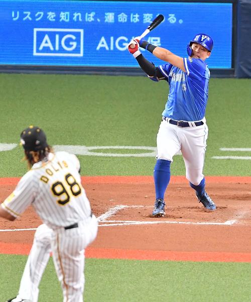 阪神対DeNA　8回表DeNA無死、空振り三振に倒れる筒香嘉智（撮影・上田博志）