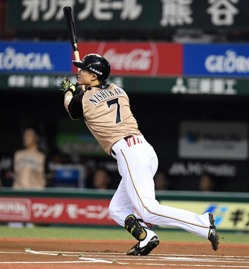 西武対日本ハム　1回表日本ハム無死、右越えに先頭打者本塁打を放つ西川（撮影・たえ見朱実）