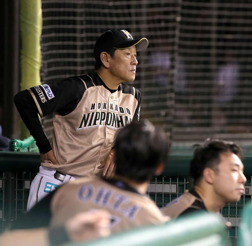 西武対日本ハム　追加点を許し険しい表情でグラウンドを見つめる日本ハム栗山監督（撮影・佐藤翔太）
