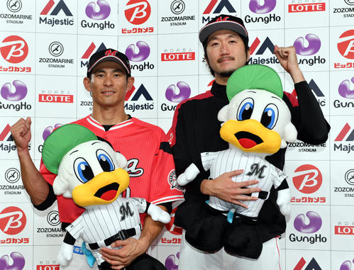 ロッテ対楽天　試合後、お立ち台でポーズを決めるロッテ荻野（左）と石川（撮影・滝沢徹郎）