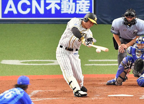 5回裏阪神2死満塁、右中間へ走者一掃の適時二塁打を放つ福留。投手浜口（撮影・上田博志）